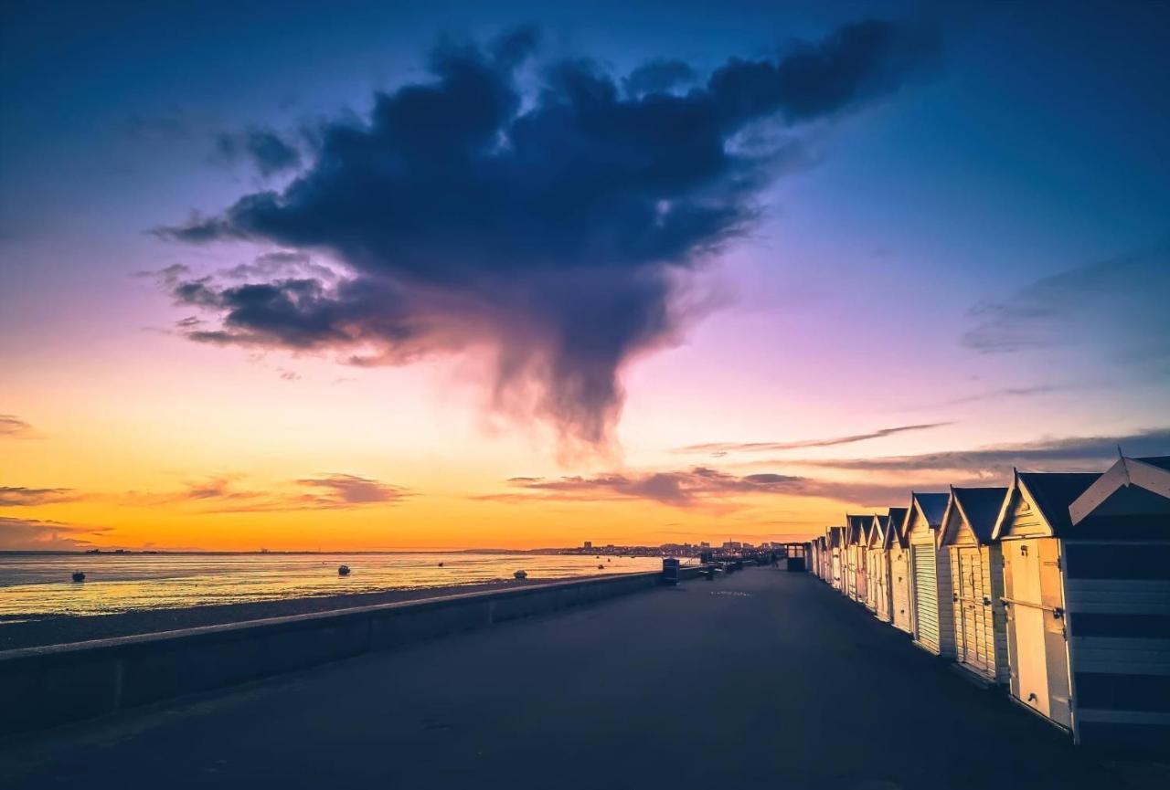 Seafront Suites - Close To Beach, Train Station & Southend Airport Саутенд-он-Си Экстерьер фото